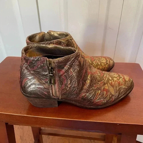 Stunning‎ gold fabric very volatile booties size 7 - Picture 1 of 9